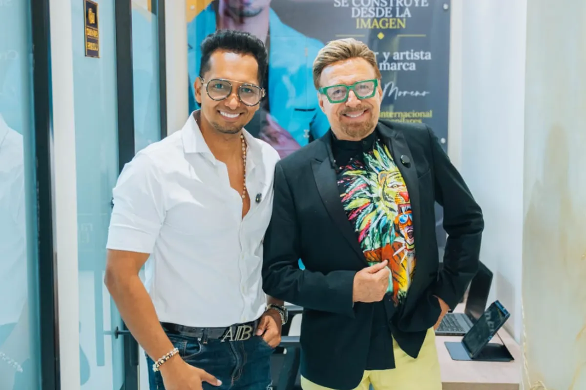 Danny Moreno con el artista Jairo Martínez en la sede de DM Prótesis Capilar